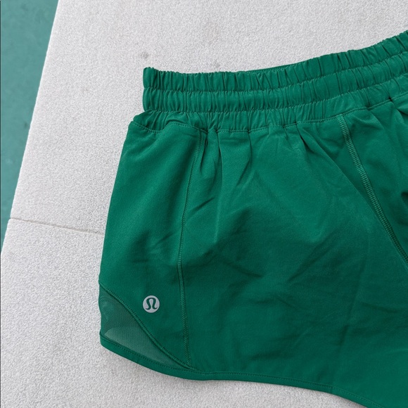 Lululemon Hotty Hot low Rise Lined Short 2.5" - Size 6 - Picture 5 of 6